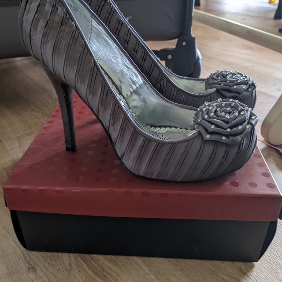 Naughty Monkey silver/gray sateen heels/stilettos - Picture 2 of 2